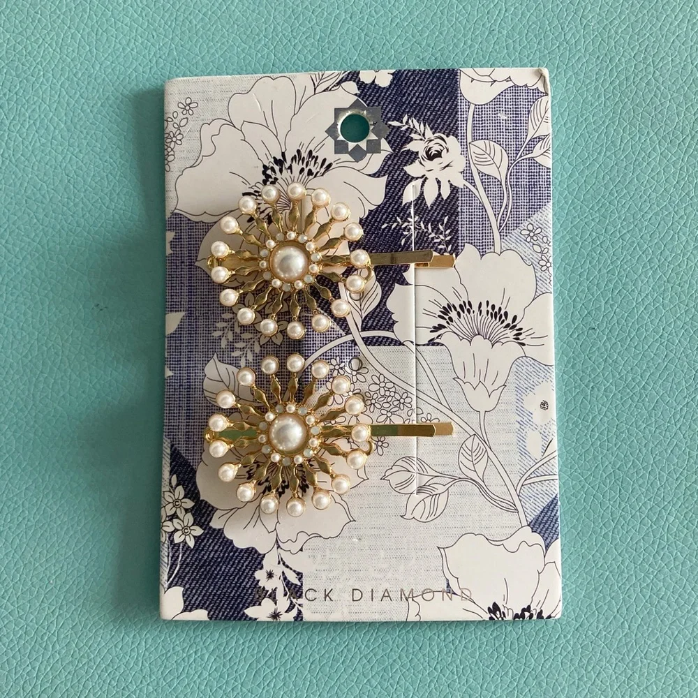 NWT Pearl and Gold Bobby Pins